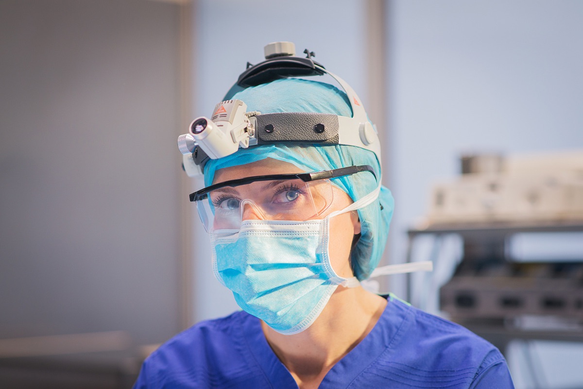 dr Aleksandra Łuniewska podczas operacji - chirurgia plastyczna Luna Clinic Wrocław